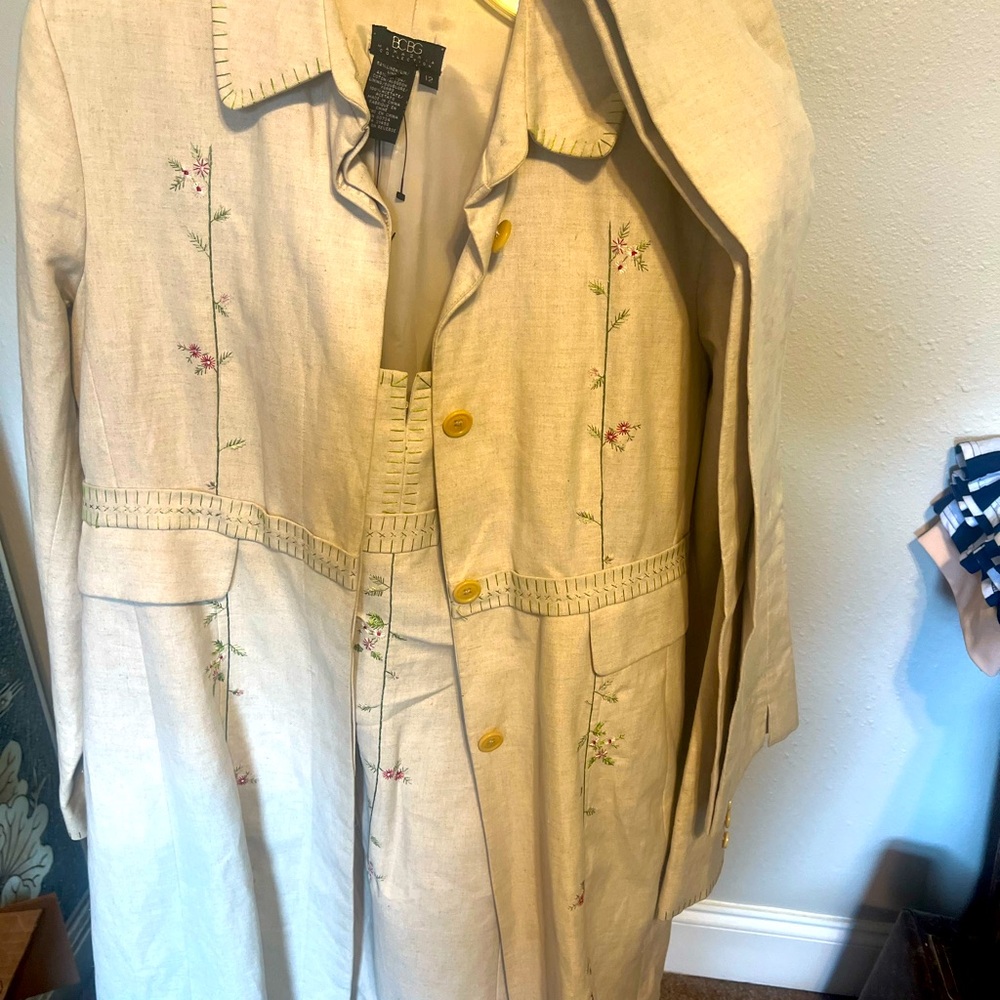 Step into timeless sophistication with this rare BCBG Max Azria 3-pc linen set.